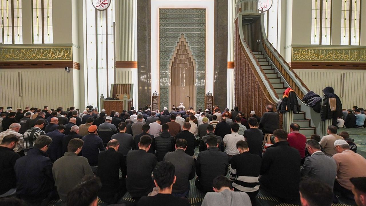Ali Erbaş Teravih Namazı Kıldırdı: Ramazan ve Mescid-i Aksa'ya Vurgu