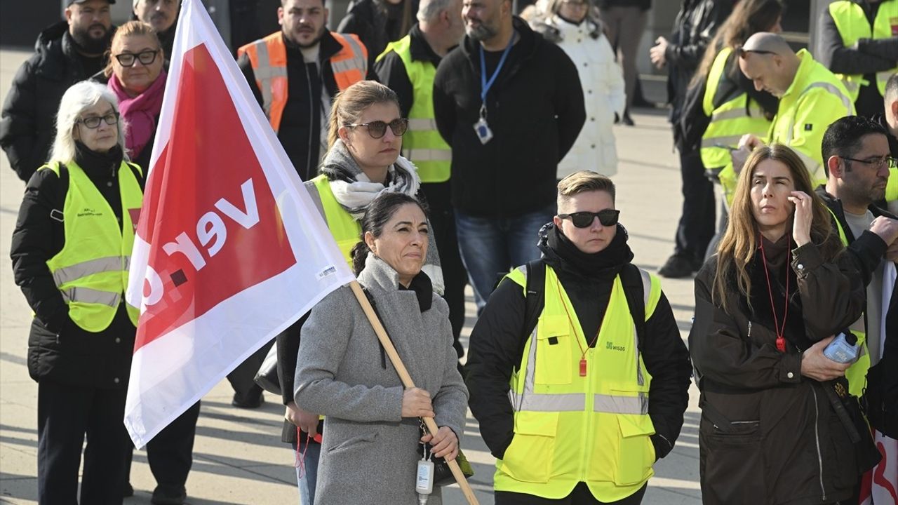 Almanya'da Havalimanlarında Uyarı Grevi: 510 Bin Yolcu Etkilendi