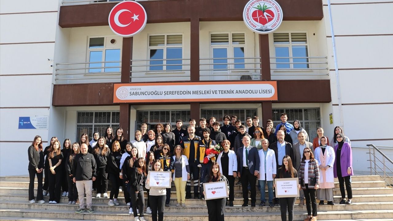 Amasya'da Lise Öğrencilerinden Sağlık Çalışanlarına Sürpriz Kutlama