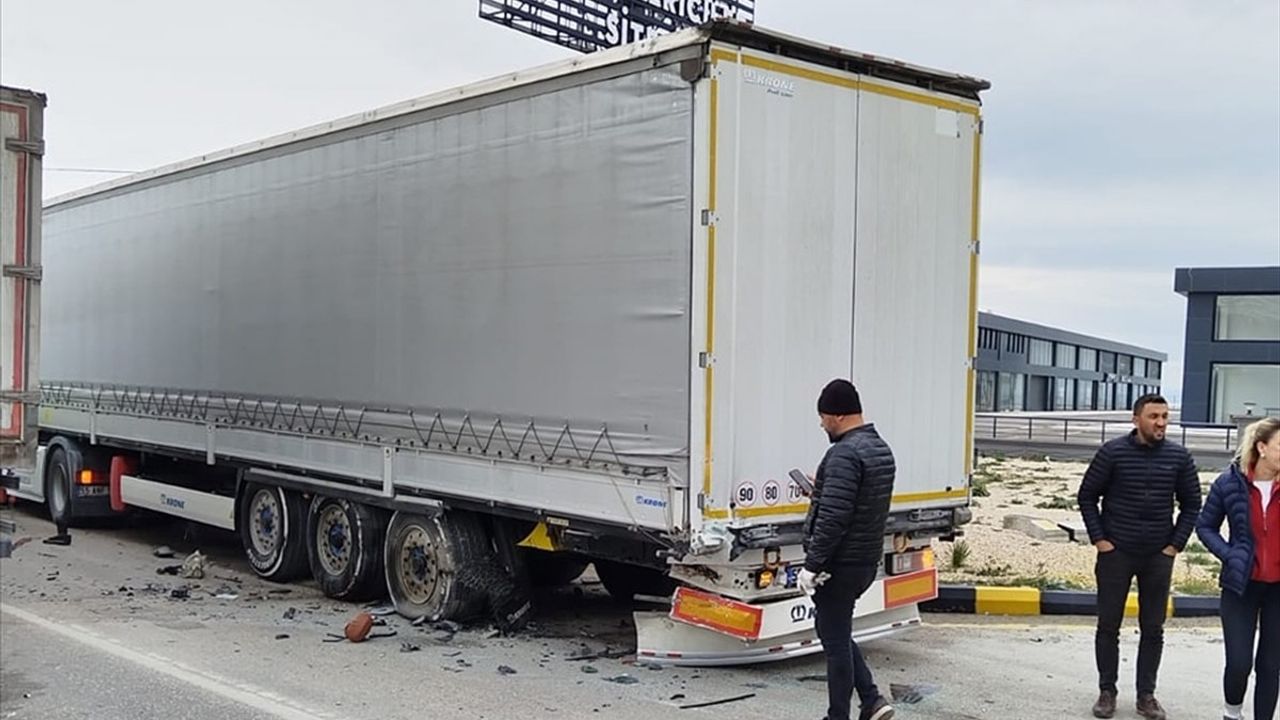 Amasya'da Tır Römorkuna Çarpan Otomobilde Dört Yaralı