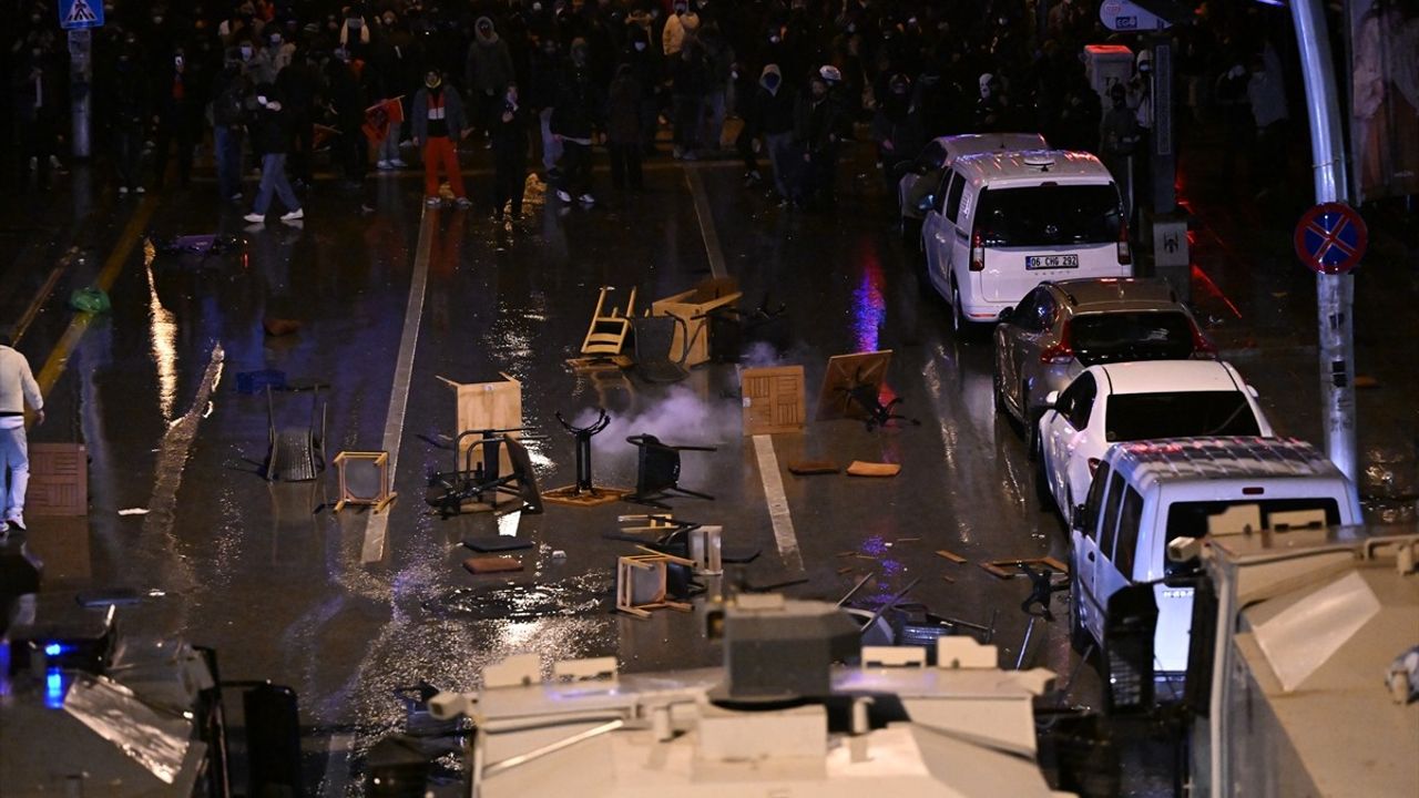 Ankara'da İzinsiz Gösteriye Müdahale: 1 Polis Yaralı