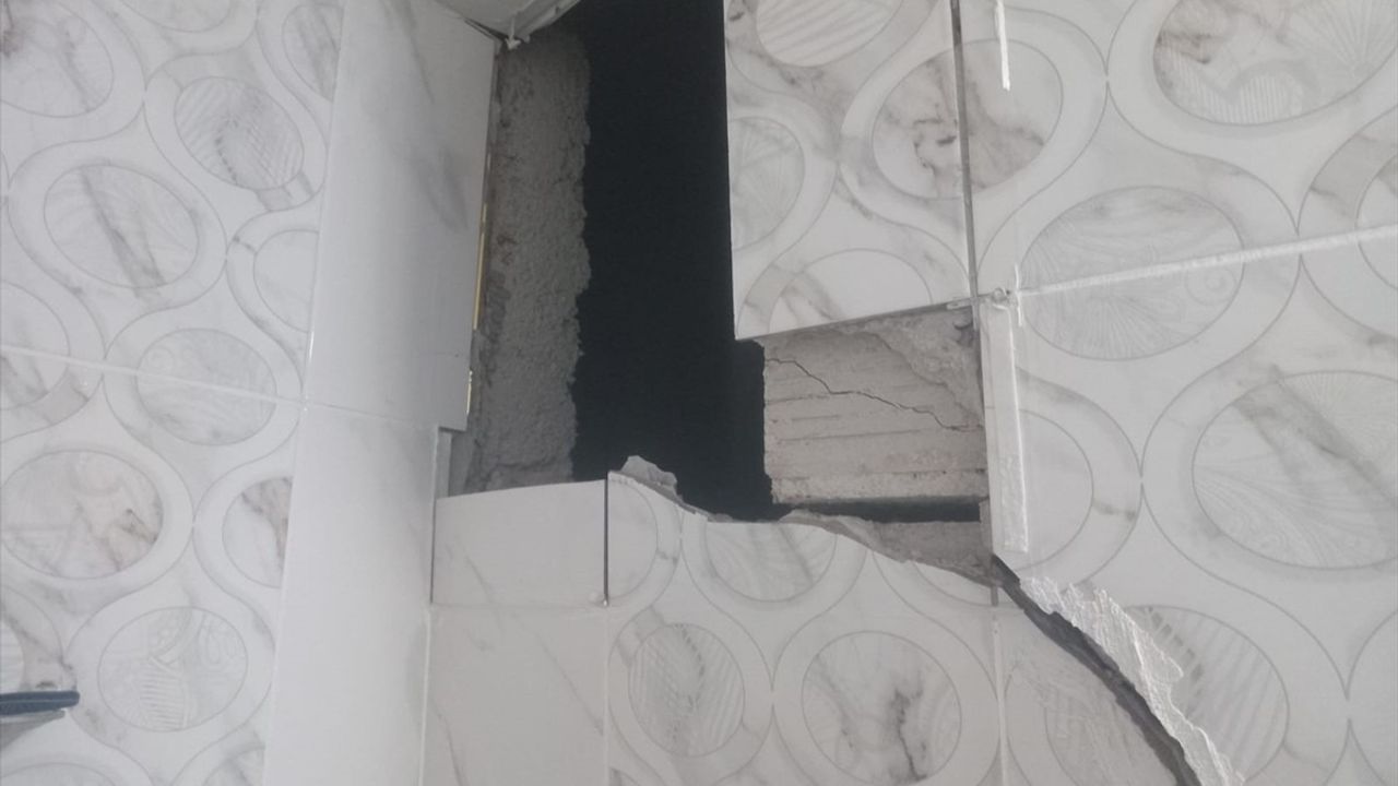 Antalya'da Çatlayan Bina Tahliye Edildi