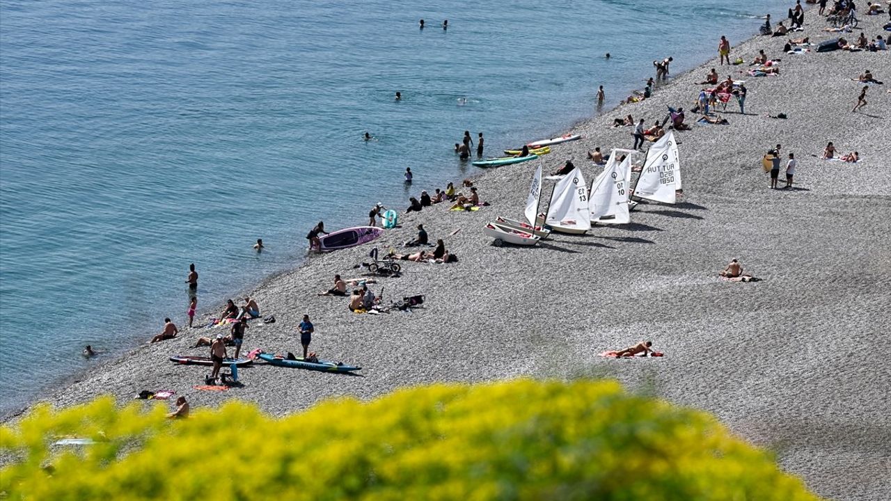 Antalya'da Güneşli Hava Yoğunluğu Artırdı