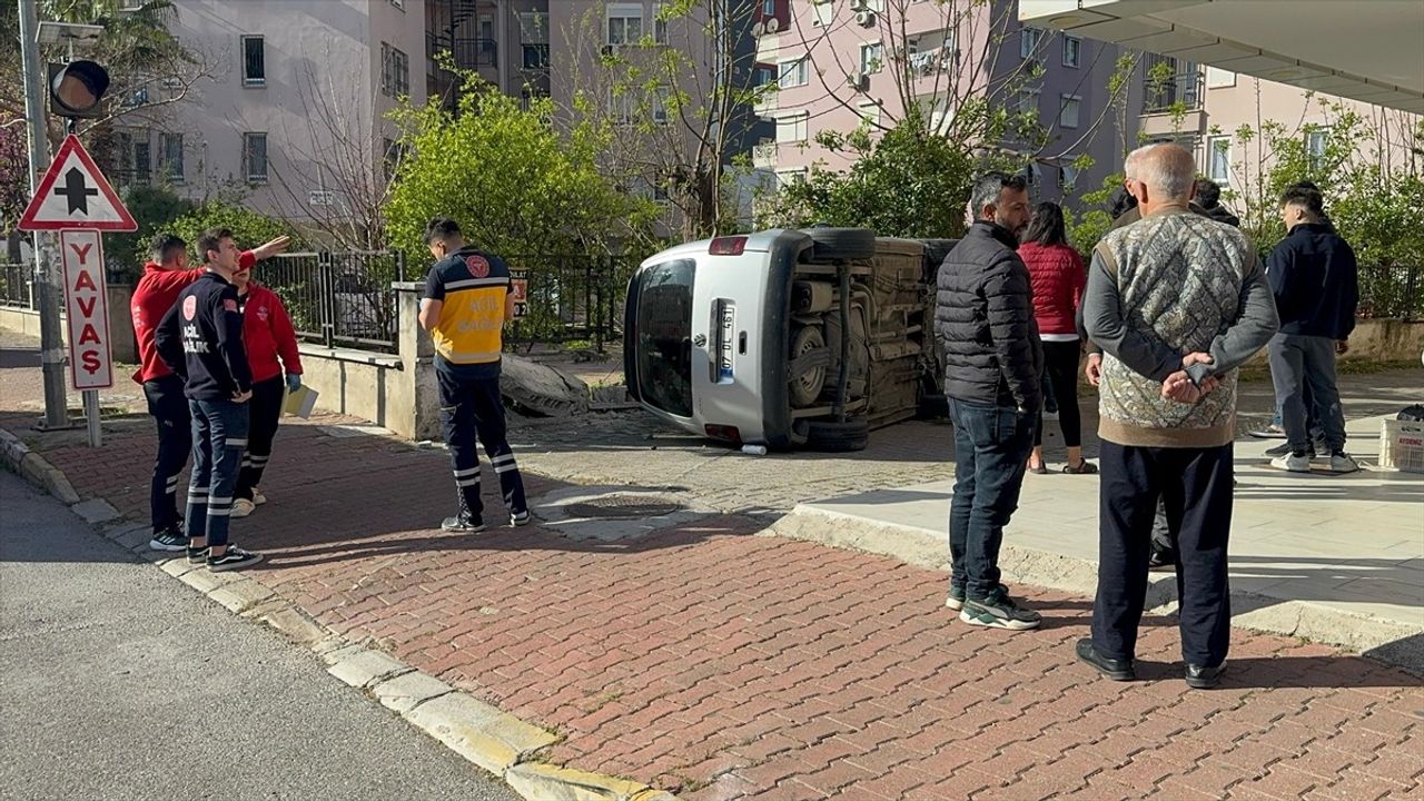 Antalya'da Hafif Ticari Araç Devrildi