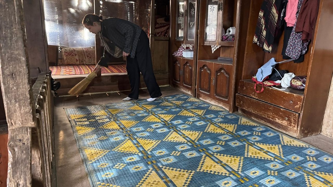 Antalya'da Öğrencilerden Yalnız Kadın İçin Bayram Temizliği