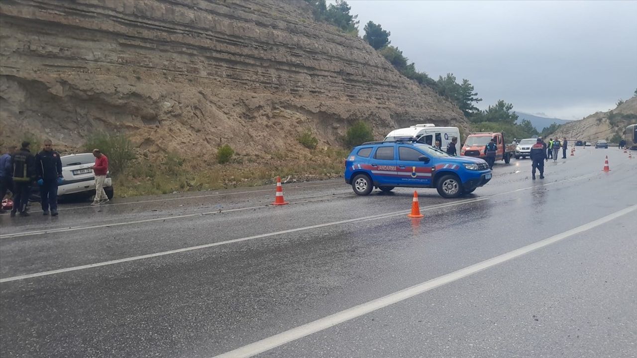 Antalya'da Otobüs ve Otomobil Kazası: 2 Ölü, 4 Yaralı