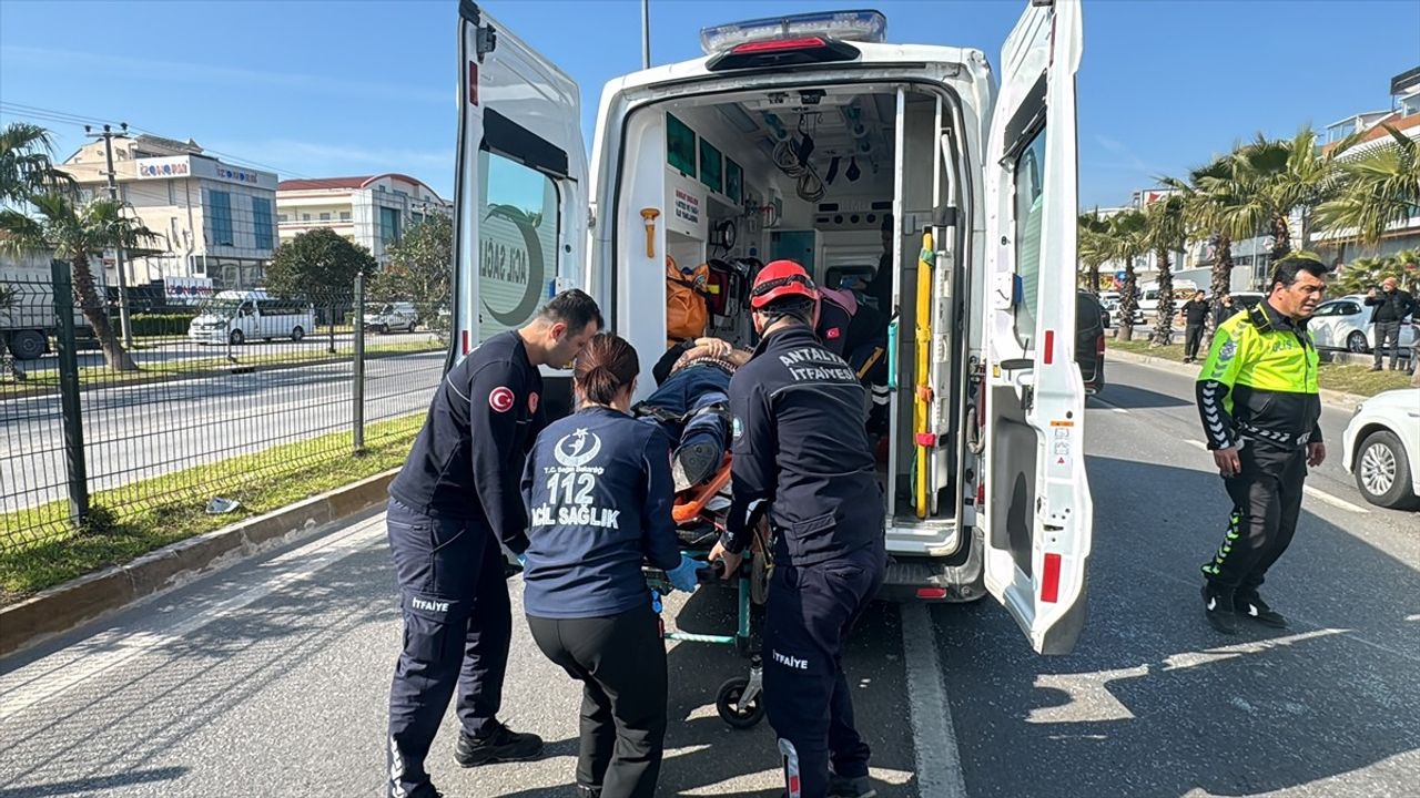Antalya'da Ters Dönen Araçta Sıkışan Sürücü Kurtarıldı
