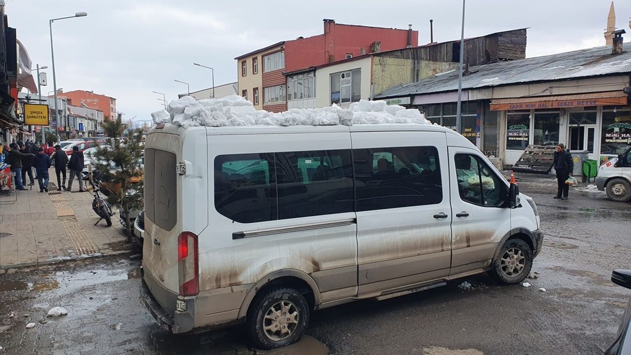 Ardahan'da Minibüse Kar ve Buz Kütlesi Düştü