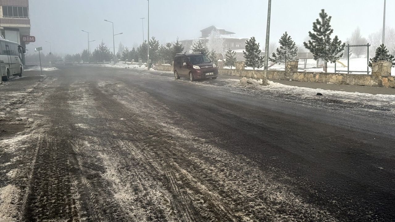 Ardahan'da Soğuk Hava Etkili: Kura Nehri Buz Tuttu