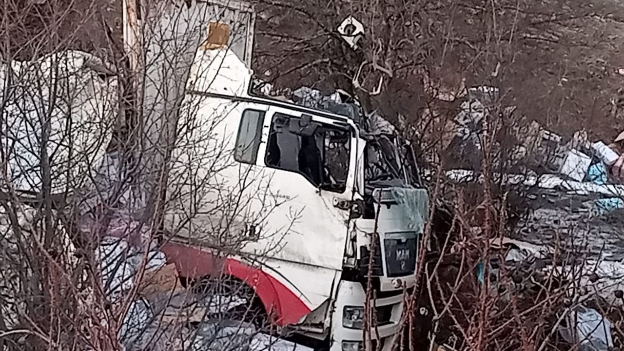 Ardahan'da Tır Kazası: Sürücü Yaralandı