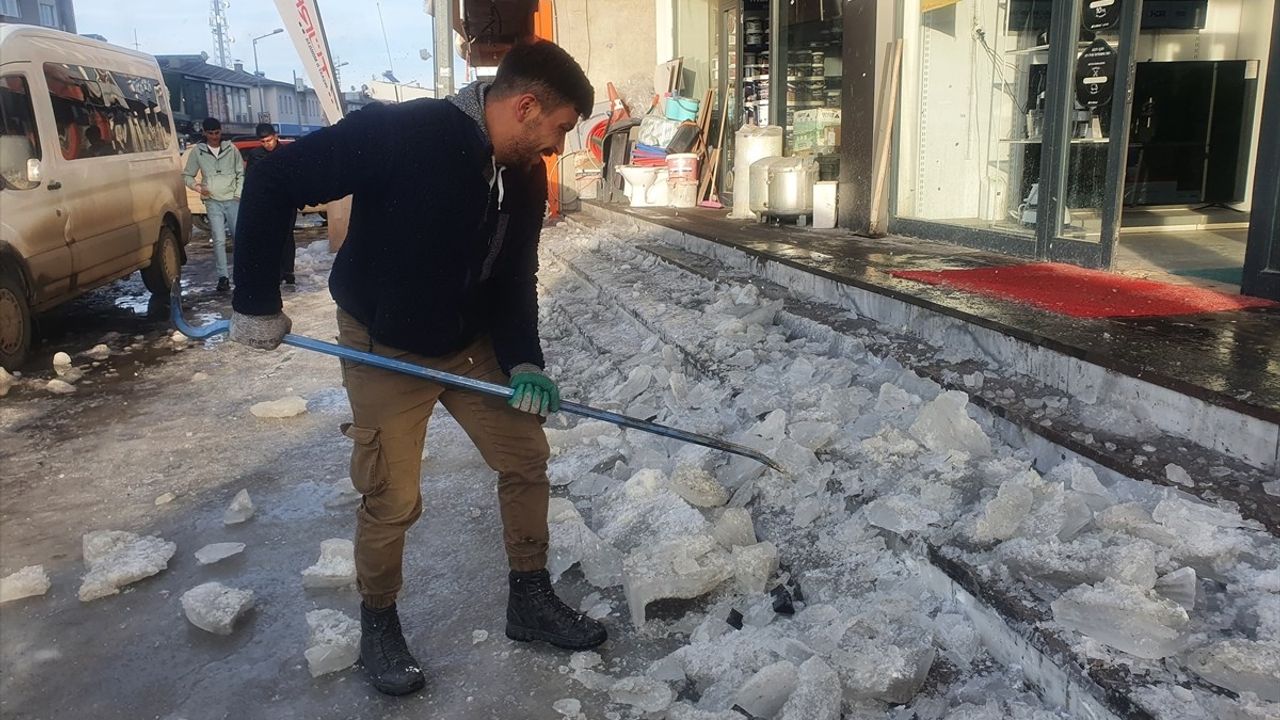 Ardahan Göle'de Kar ve Buz Temizliği Devam Ediyor