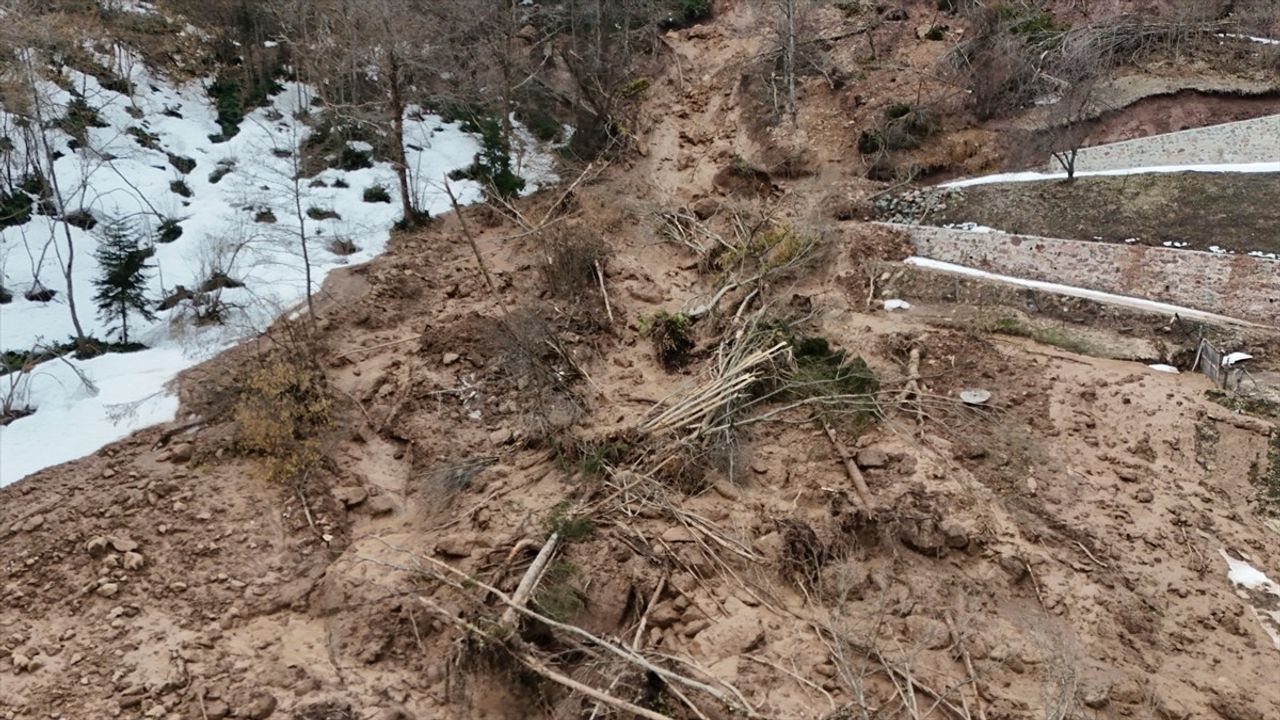 Artvin'de Heyelan: 1 Ev Yıkıldı, 2 Ev Korsan Hasar Gördü