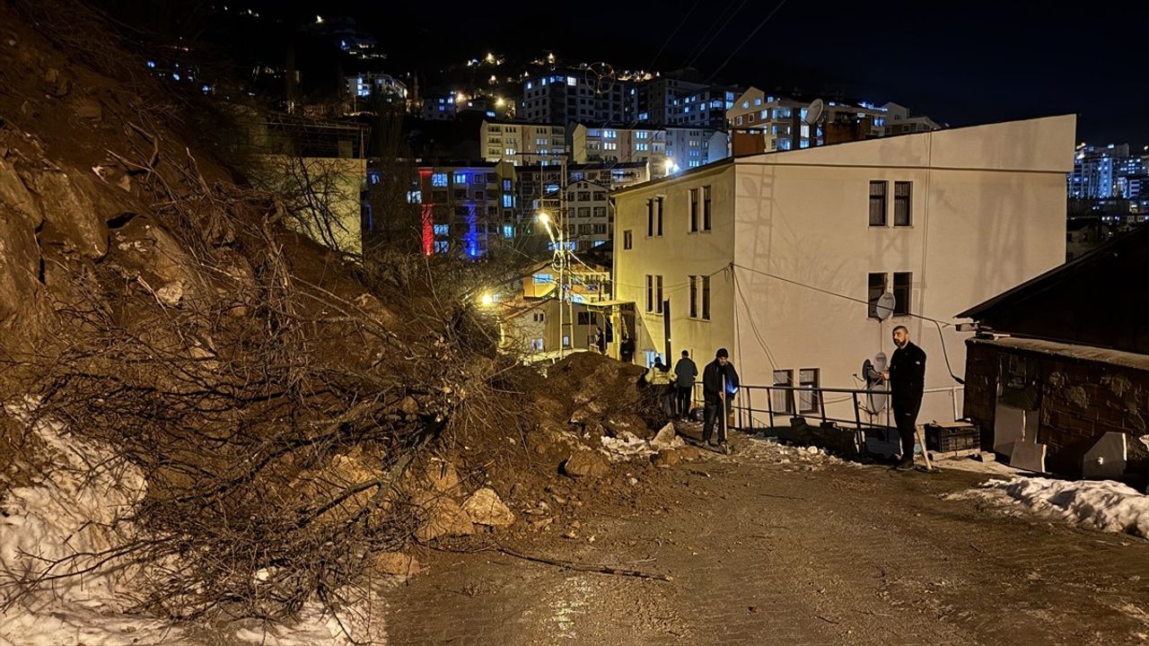 Artvin'de Heyelan Sonrası Mahalle Yolu Kapatıldı