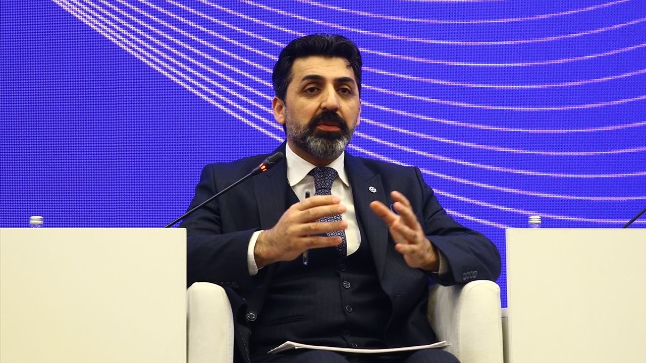 Azerbaycan'da 'Daha Adil Bir Dünya Mümkün' Paneli