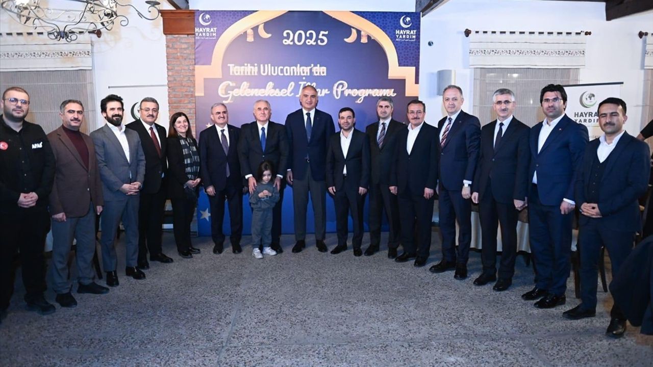 Bakan Ersoy, Hayrat Vakfı İftarında Bir Araya Geldi