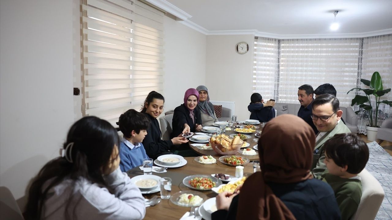 Bakan Göktaş, Depremzede Sınırgeç Ailesinin İftarına Konuk Oldu
