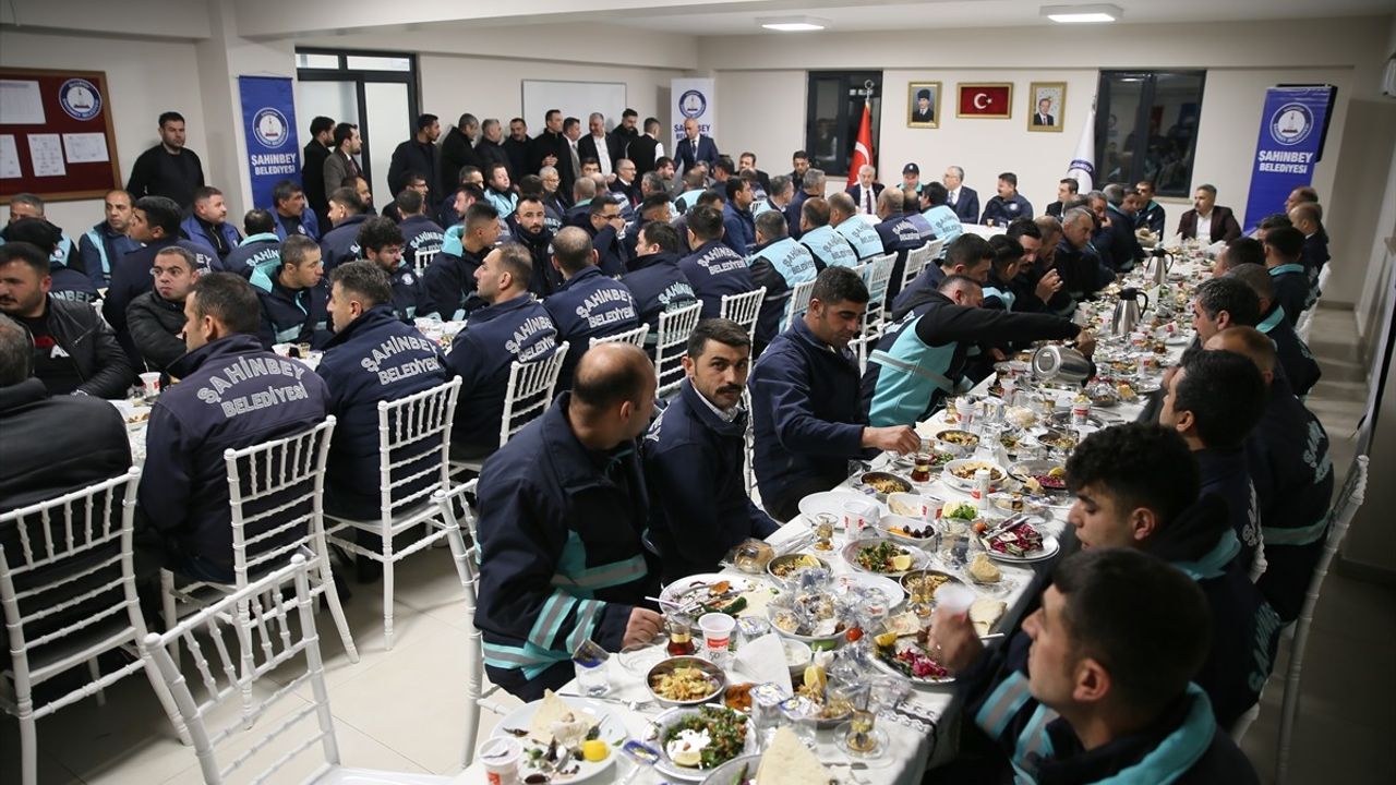 Bakan Işıkhan, Gaziantep'te İşçilerle Sahurda Buluştu