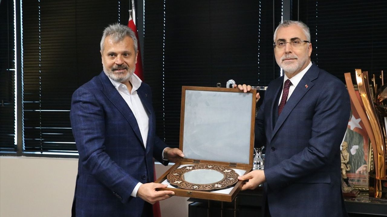 Bakan Işıkhan Hatay'da İşçilerle İftar Yaptı