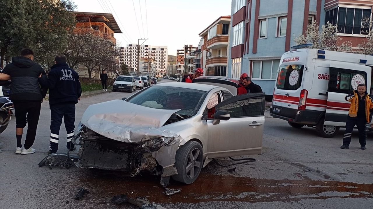 Balıkesir'de İşçi Servisi ile Otomobil Çarpıştı