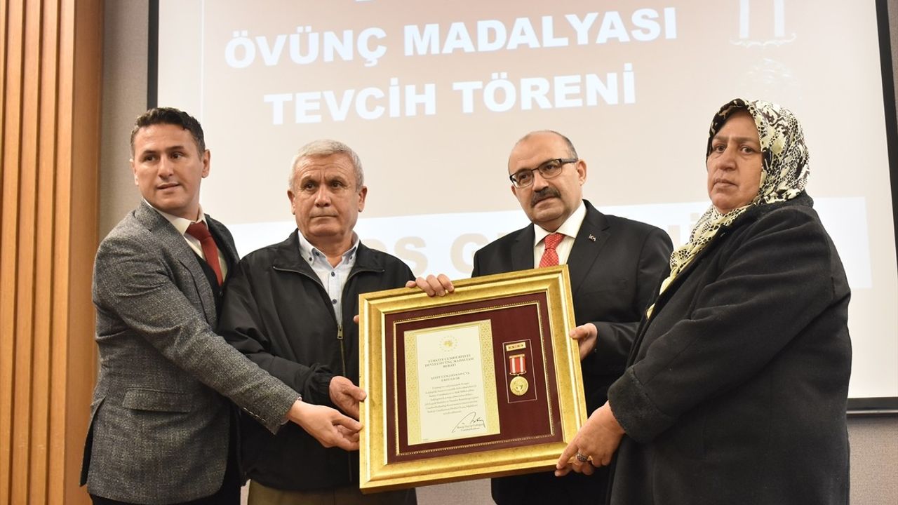 Balıkesir'de Şehit Aileleri ve Gazilere Devlet Övünç Madalyası Verildi