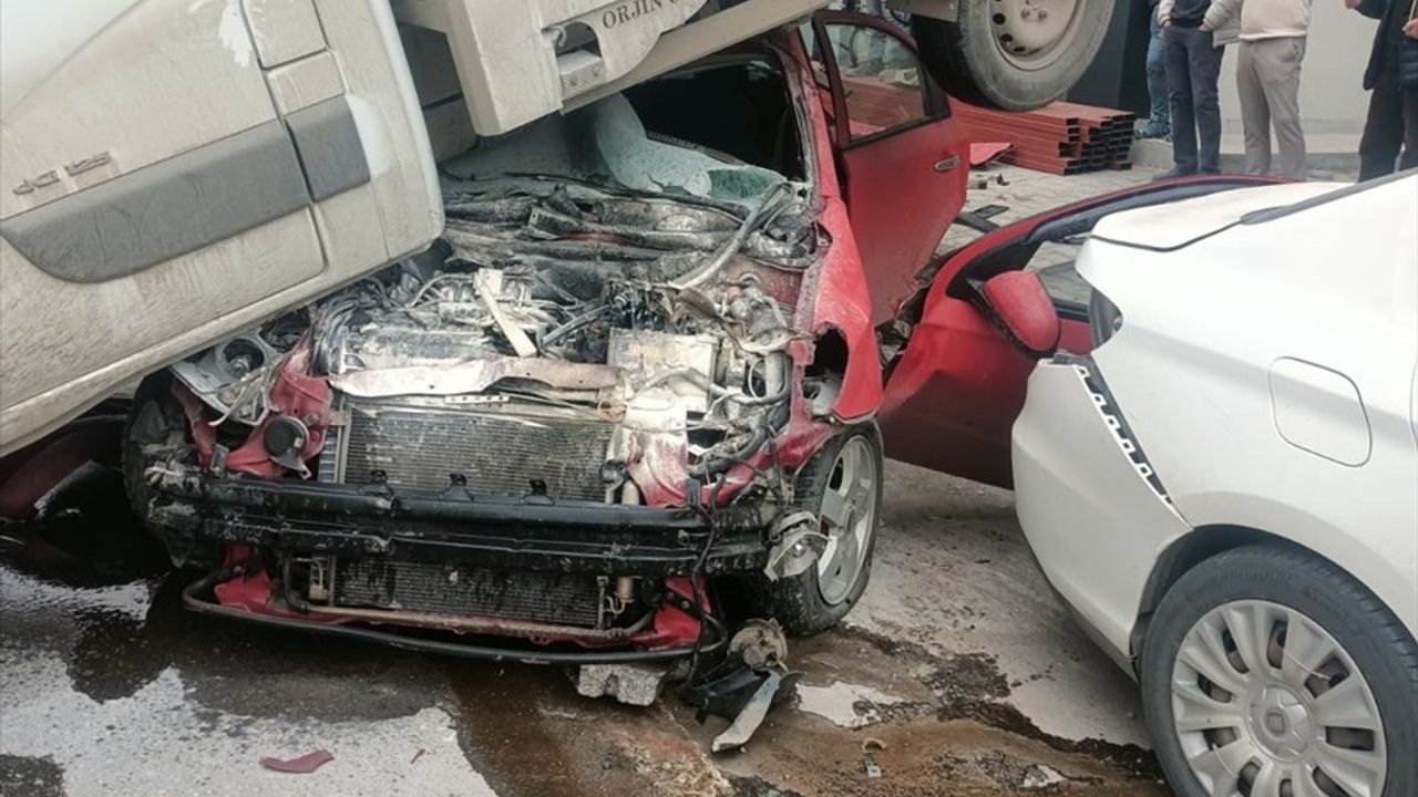 Balıkesir'de Trafik Kazası: 3 Yaralı