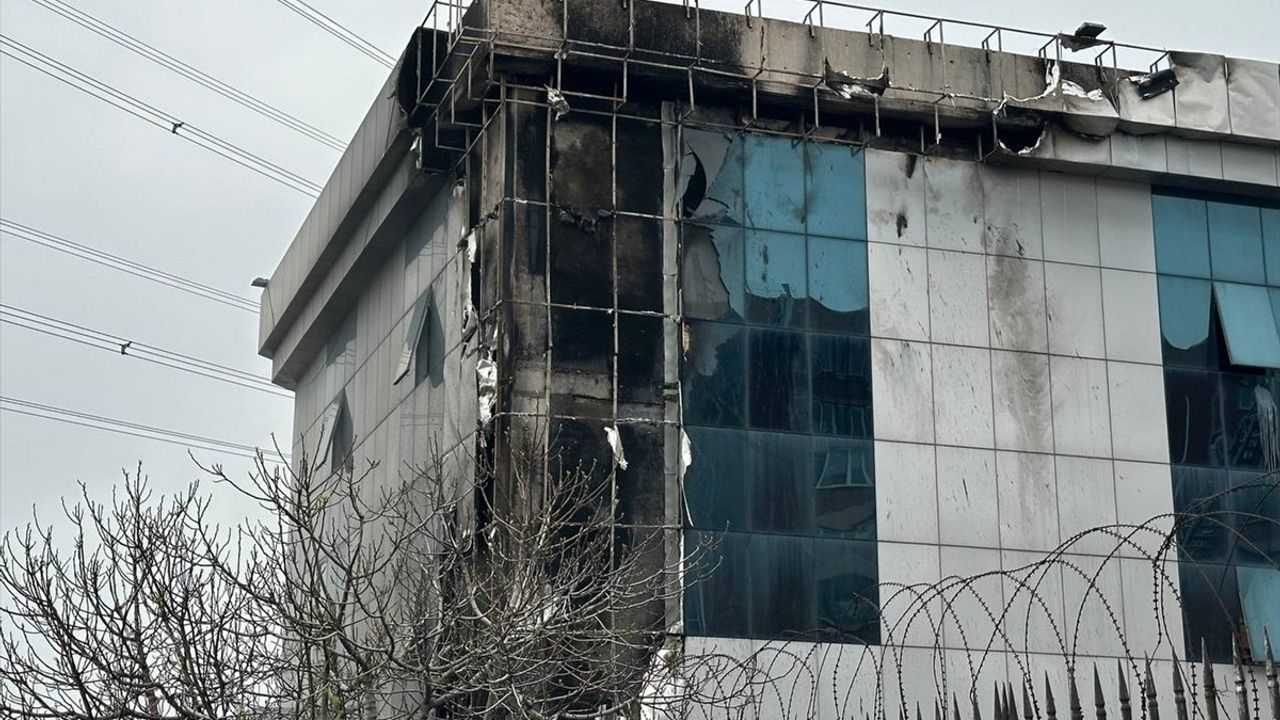 Başakşehir'deki Sanayi Sitesinde Yangın Kontrol Altına Alındı