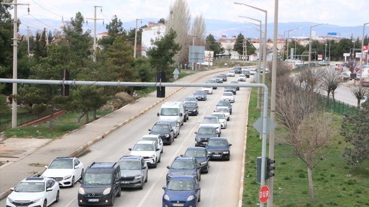 Bayram Tatilinde Afyonkarahisar-Antalya Yolunda Yoğun Trafik
