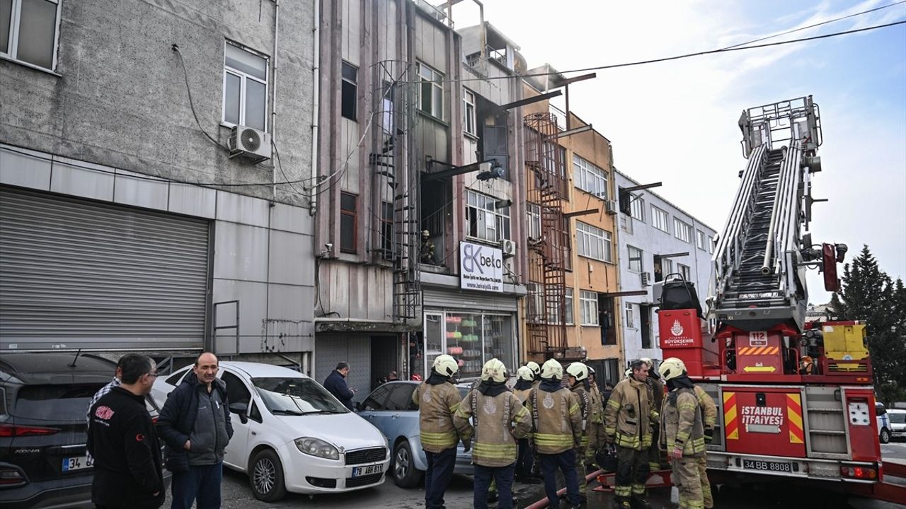 Bayrampaşa'daki Çorap İmalathanesinde Yangın Çıktı