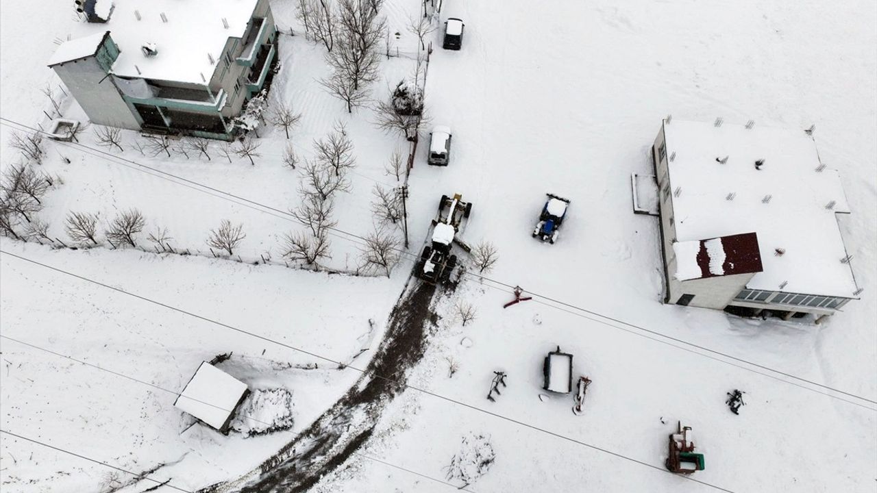 Bitlis'te Kardan Kapanan 80 Köy Yolu İçin Çalışmalar Devam Ediyor