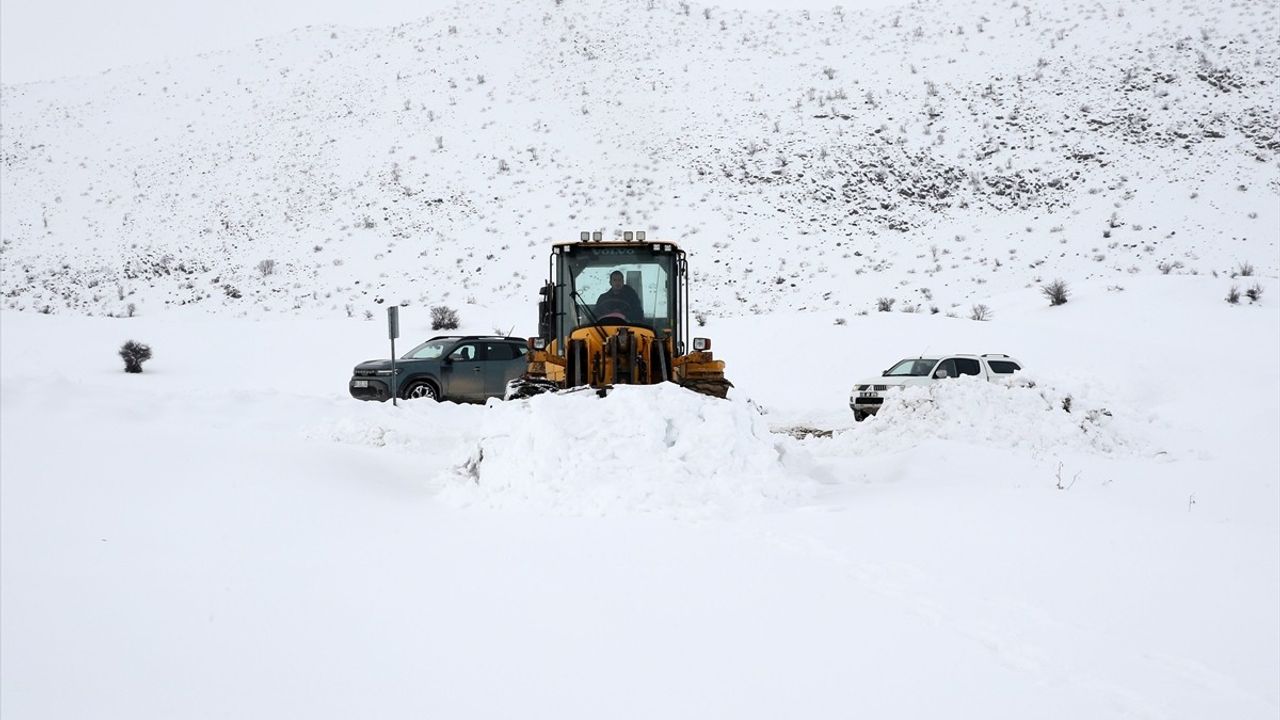 Bitlis'te Kış Mücadelesi: Ekipler Gece Gündüz Çalışıyor