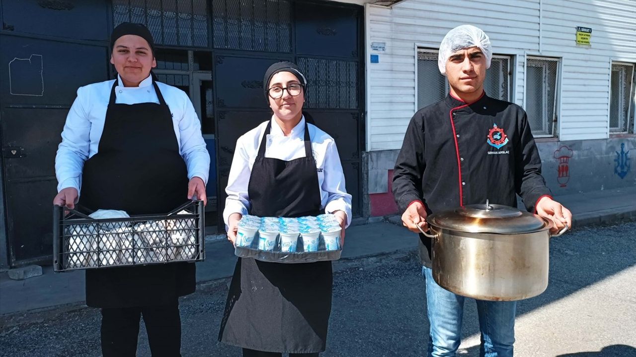 Bitlis'teki Lise Öğrencileri Taşımalı Sistemdeki Öğrencilere Yemek Hazırlıyor