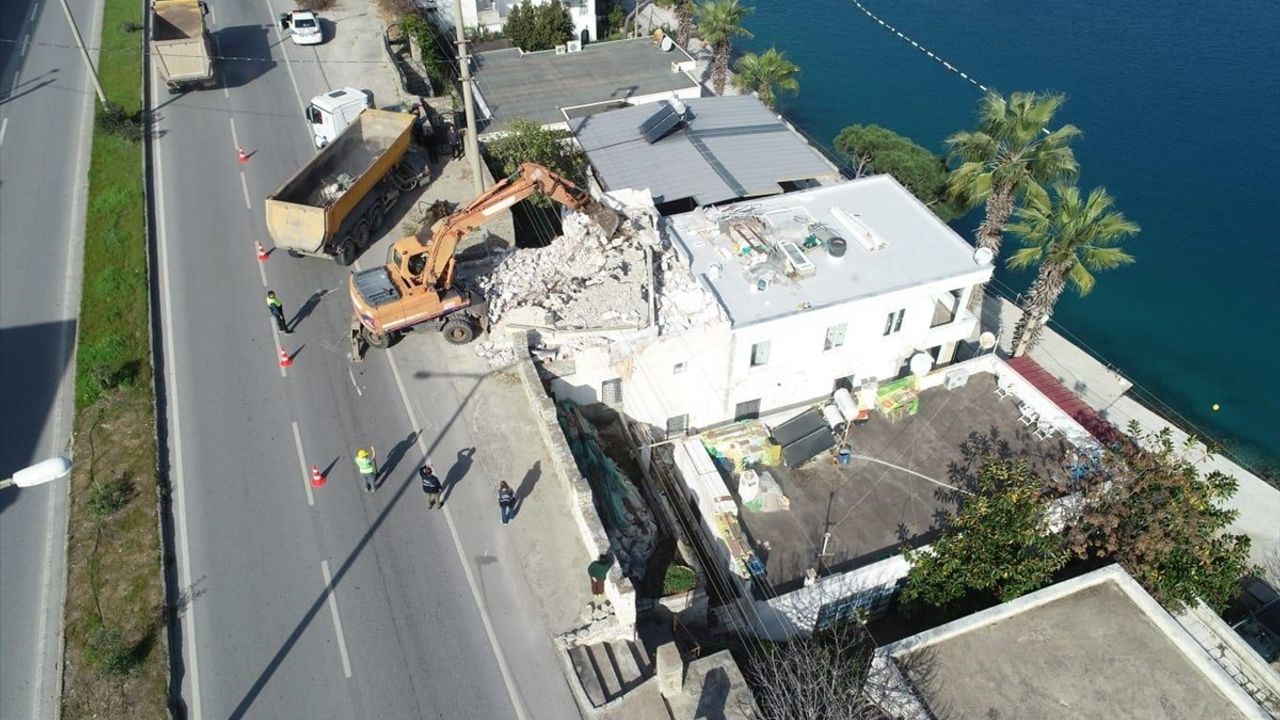 Bodrum'da Hazine Arazisinde Kaçak Yapılara Yıkım Başlatıldı