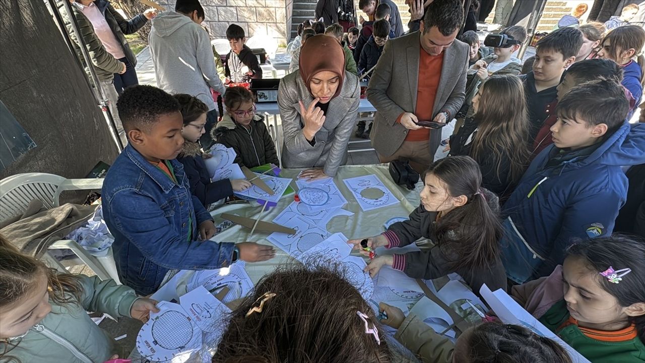 Bolu'da Bilim Şenliği Coşkusu: Kurgusal Karakterler 'Erik Dalı' Oynadı