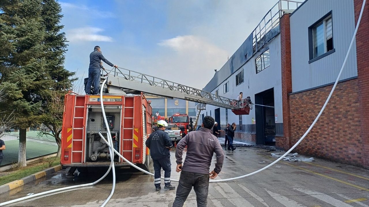 Bolu'daki Orman Ürünleri Fabrikasında Yangın: Müdahale Devam Ediyor