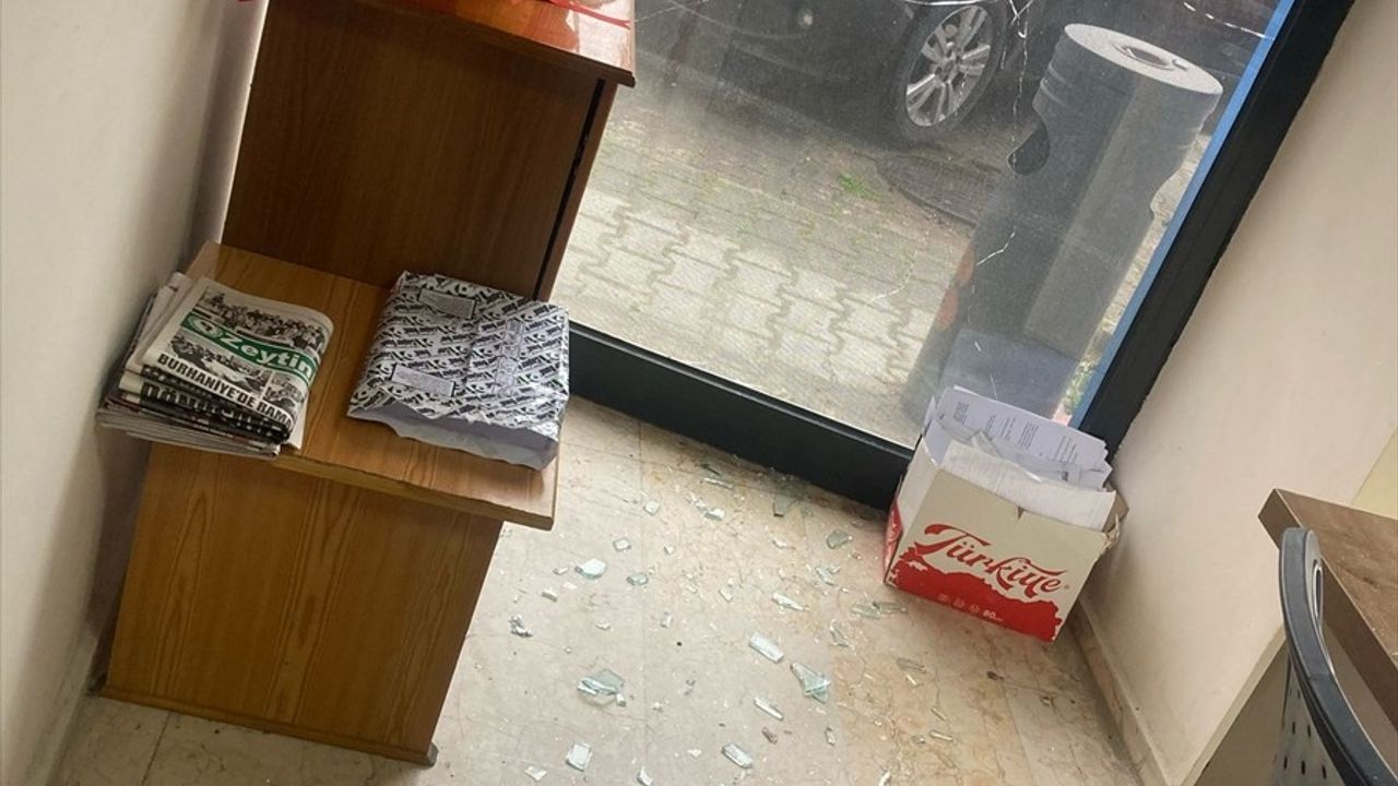 Burhaniye'de AK Parti Binasına Taşlı Saldırı