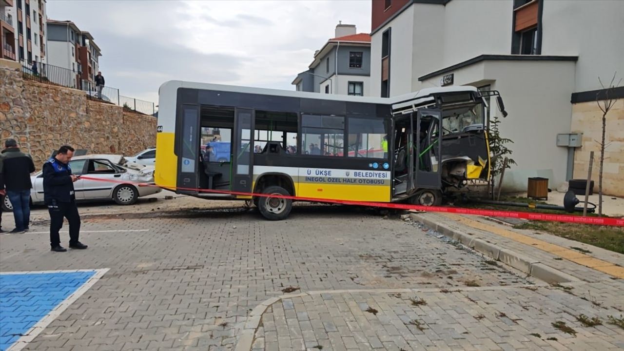 Bursa'da Halk Otobüsü Site Bahçesine Düştü