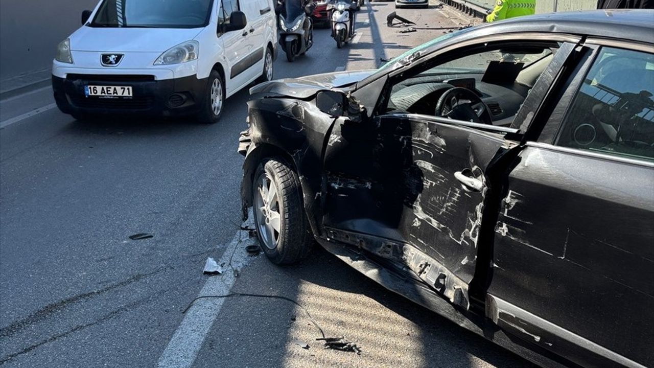 Bursa'da Kamyon-Otomobil Çarpışması: Kestel İlçe Müftüsü Yaralandı