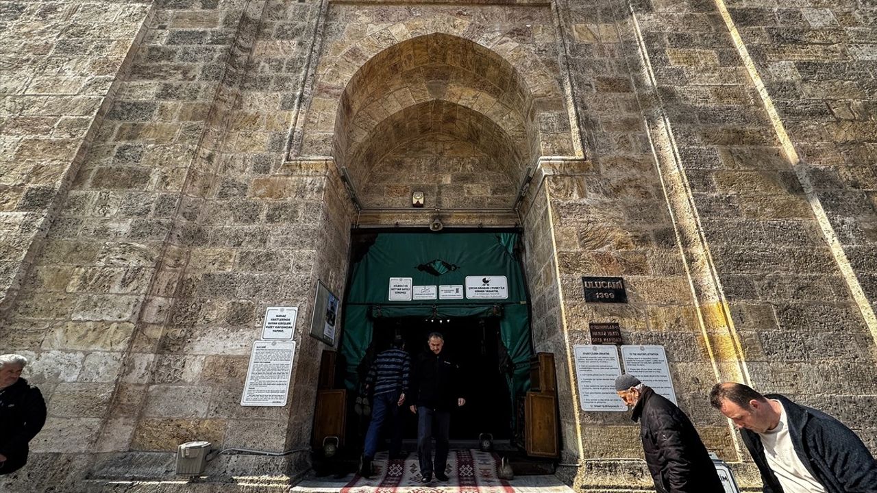 Bursa'da Ramazan Ayının İlk Cuma Namazı Coşkuyla Kılındı