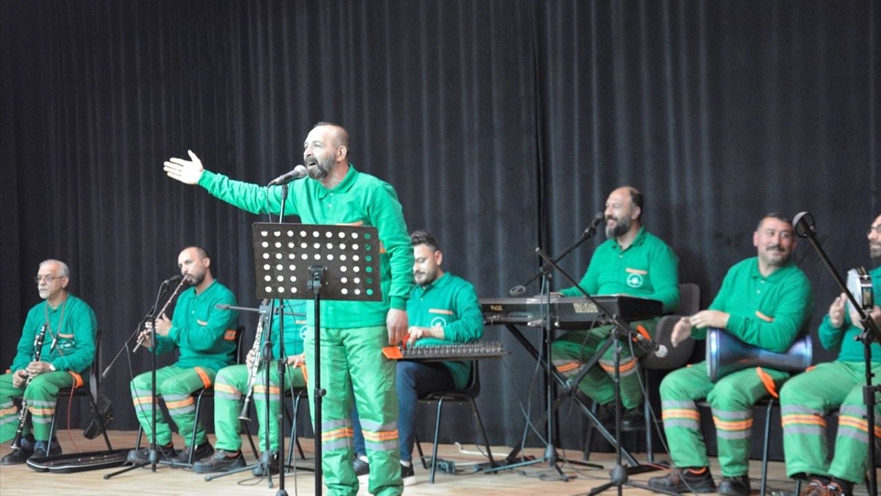 Bursa Temizlik İşçileri Orkestrası İlk Konserini Verdi