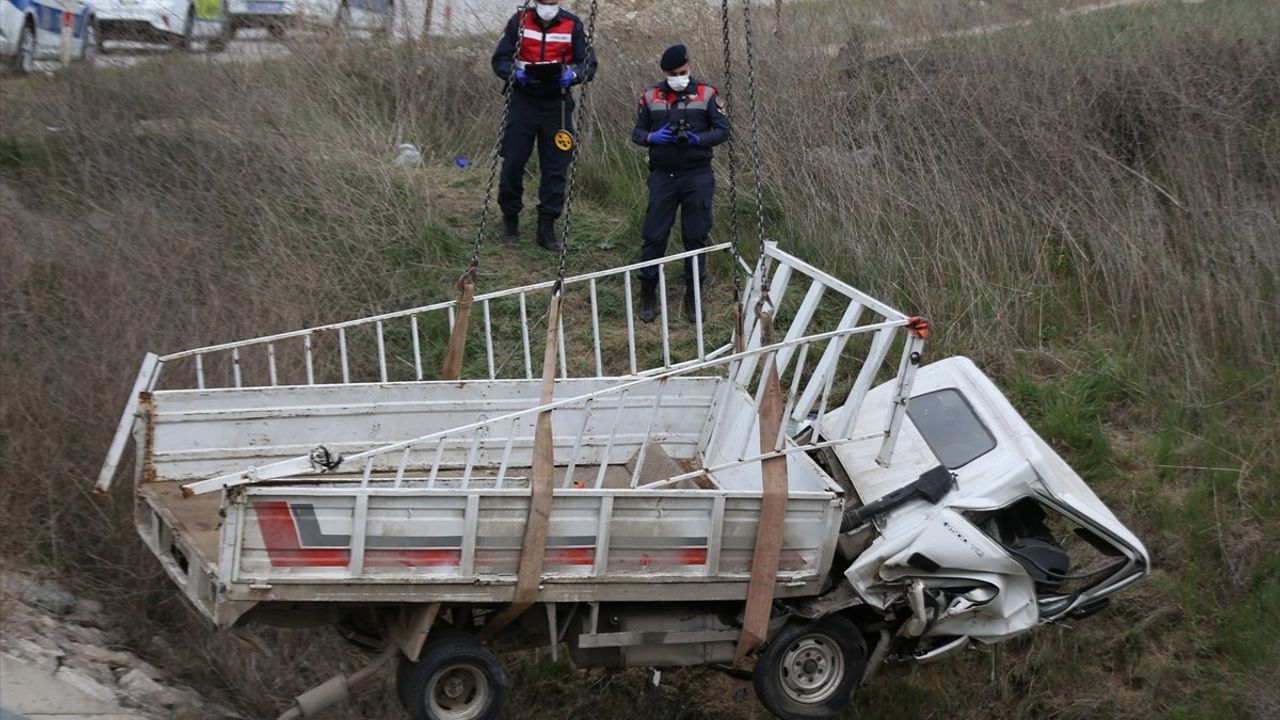 Çanakkale'de Kaldırıma Çarpan Kamyonet Alt Geçide Düştü: Sürücü Hayatını Kaybetti