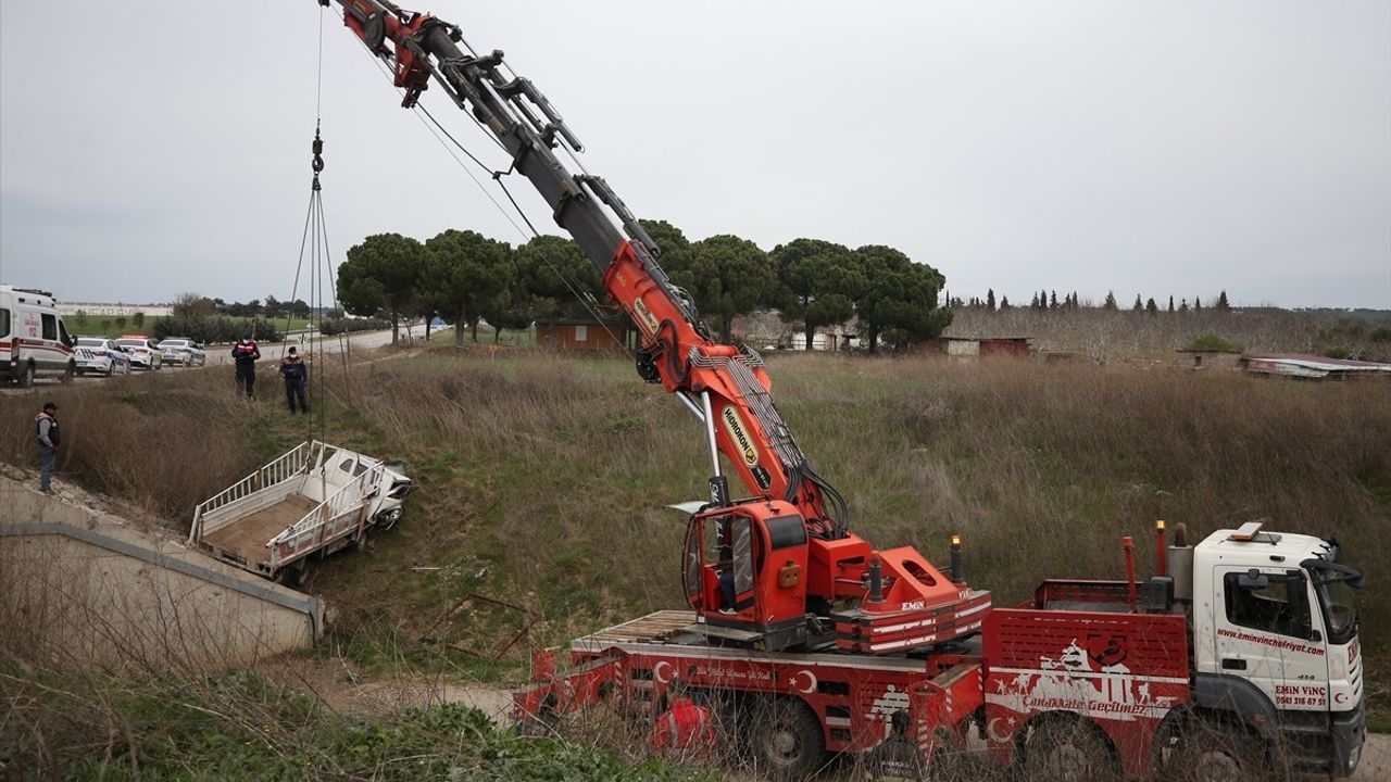 Çanakkale'de Kamyonet Alt Geçide Düştü: Sürücü Hayatını Kaybetti