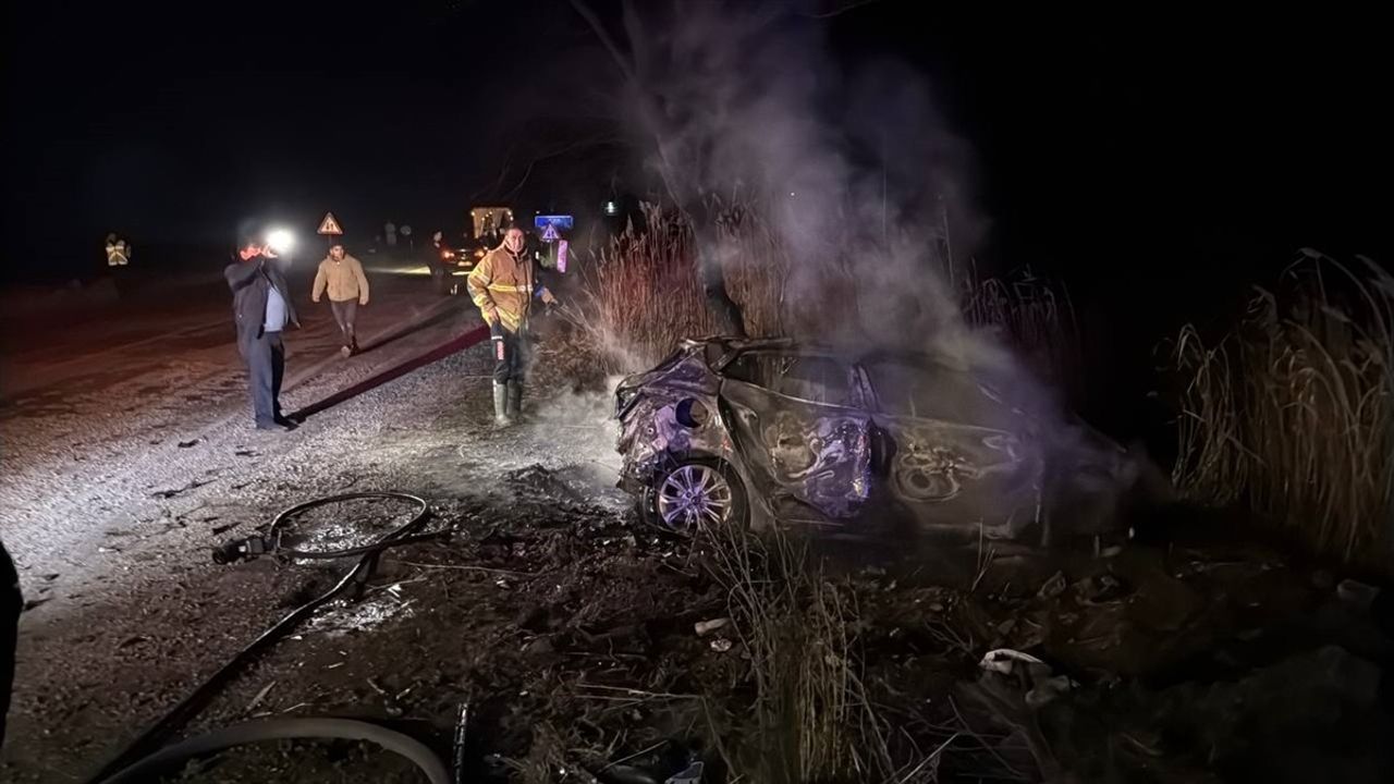 Çanakkale'de Trafik Kazası: İki Kişi Hayatını Kaybetti