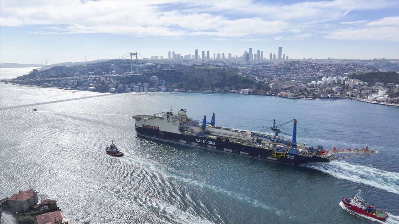 Castorone Gemisi İstanbul Boğazı'ndan Geçti