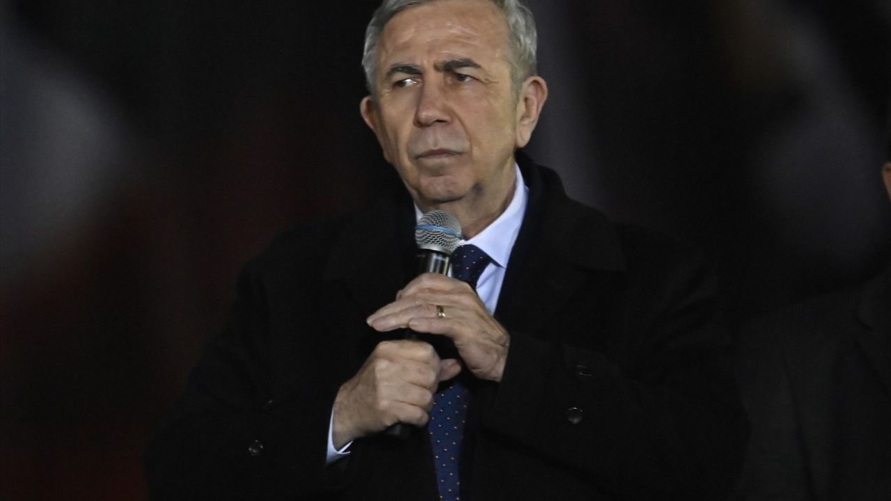 CHP Genel Başkanı Özgür Özel, İBB Önünde Toplanan Vatandaşlara Seslendi