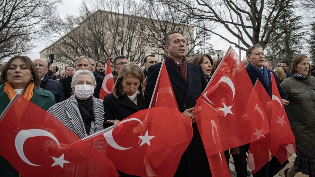 CHP Milletvekilleri İmamoğlu'na Yönelik Gözaltı Kararını Protesto Etti