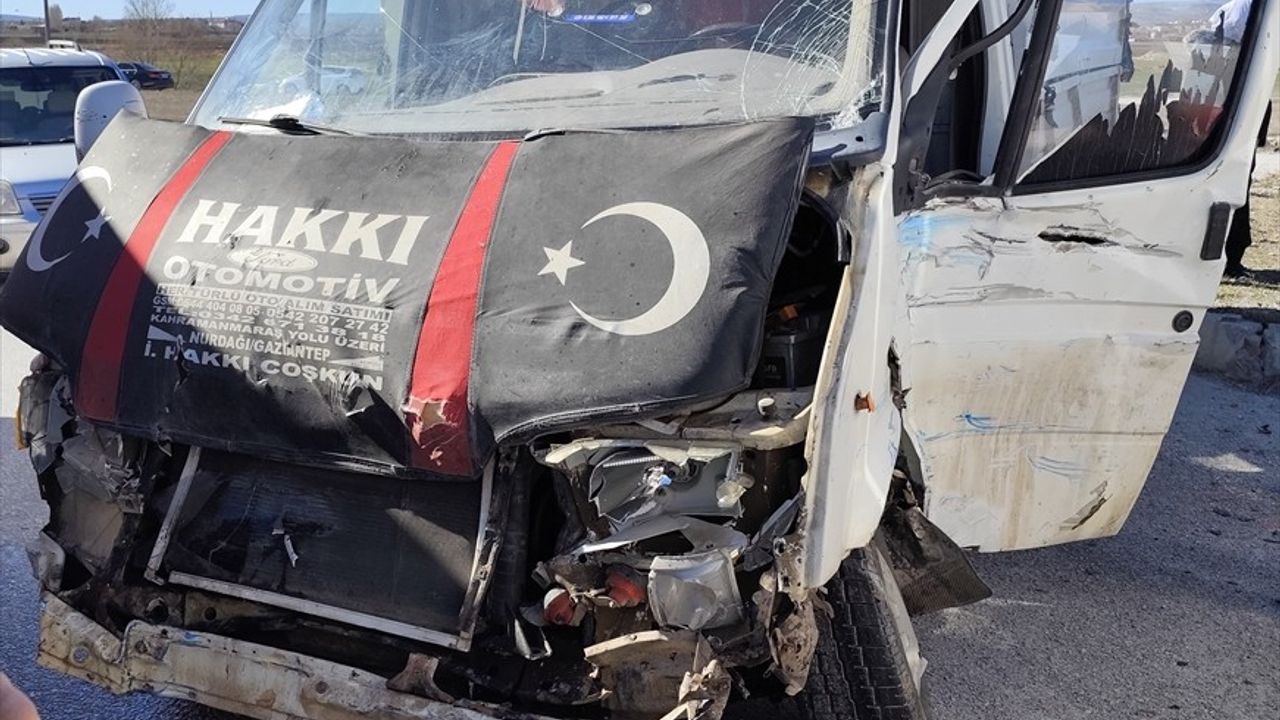 Çorum'da İki Ticari Araç Çarpıştı: 3 Yaralı