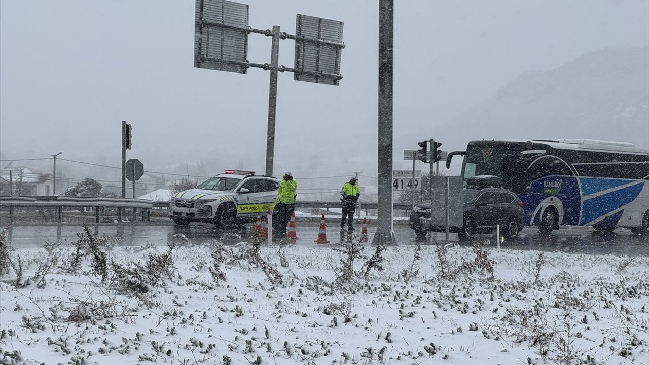 Denizli-Antalya Yolu Kar Nedeniyle Kapandı