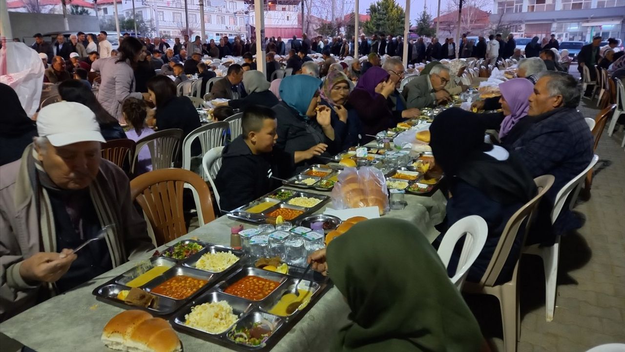 Denizli'de İftar Geleneği: Gölbaşı Mahallesi'nde Birlikte Orucu Açıyorlar