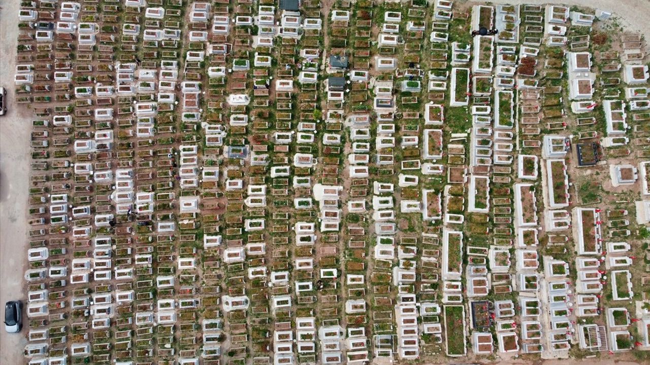 Depremlerden Etkilenen Ailelerin Mezarlık Ziyareti