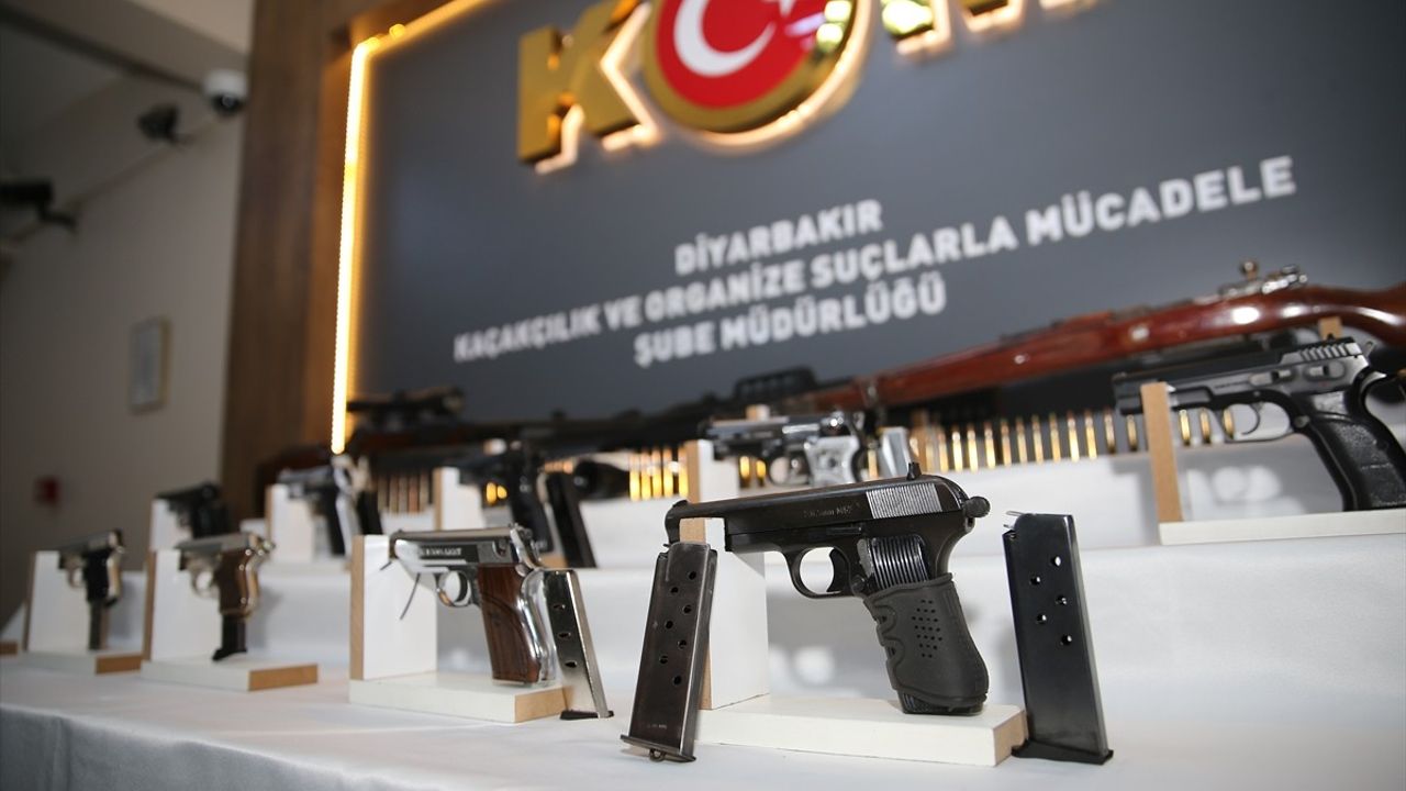 Diyarbakır ve Batman'da Kaçak Silah Operasyonu: 17 Gözaltı
